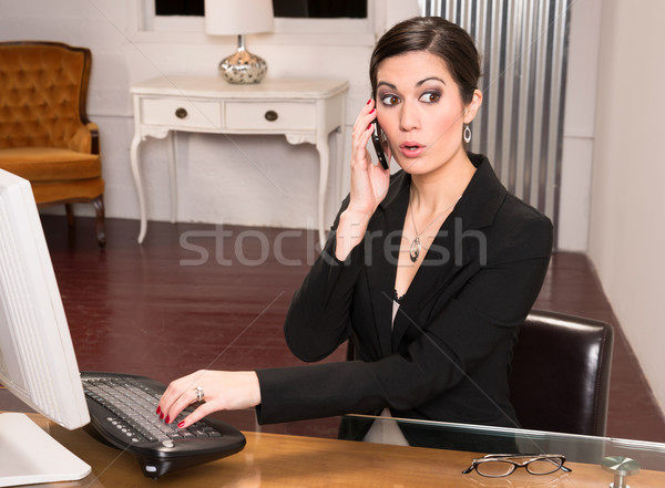 Gyönyörű nő vonzó üzletember irodai asztal telefon meglepődött Stock fotó © cboswell