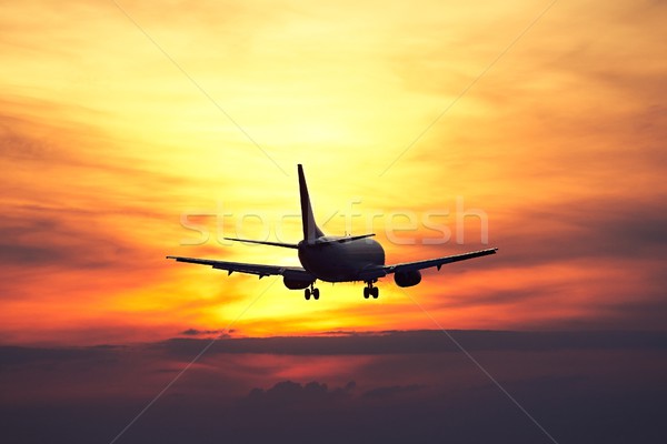 Stock foto: Flugzeug · Sonnenuntergang · Landung · Flughafen · erstaunlich · Himmel