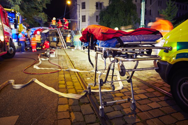 Unfall Stadt Straße Nacht Auto medizinischen Stock foto © Chalabala