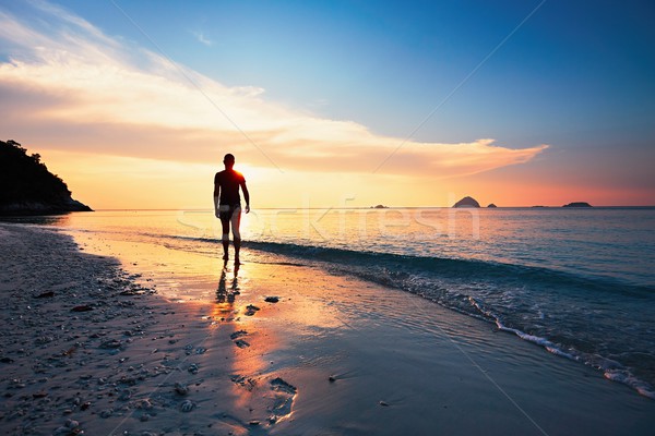 Elmélkedés trópusi tengerpart magányos férfi sétál elképesztő Stock fotó © Chalabala