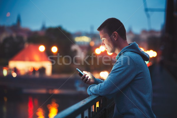 Stock fotó: Egyedül · mobiltelefon · éjszaka · város · jóképű · álomszerű