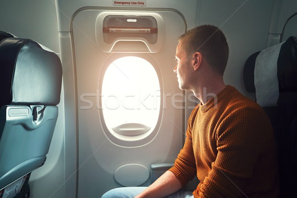Vliegtuig comfortabel nieuwsgierig jonge naar Stockfoto © Chalabala