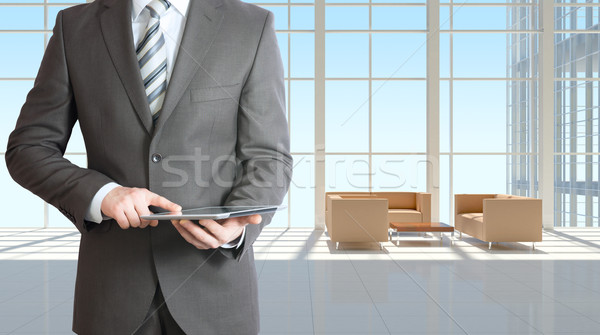 Foto stock: Empresario · tableta · edificio · de · oficinas · grande