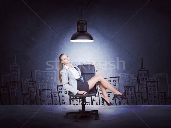 Femme veste blouse séance jambes croisées [[stock_photo]] © cherezoff