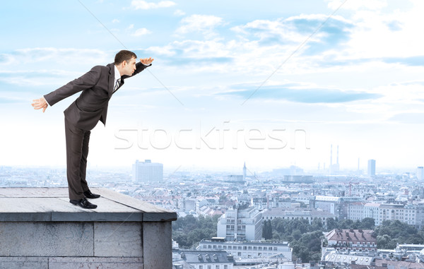 Geschäftsmann schauen vorwärts Gebäude Dach Stadtbild Stock foto © cherezoff