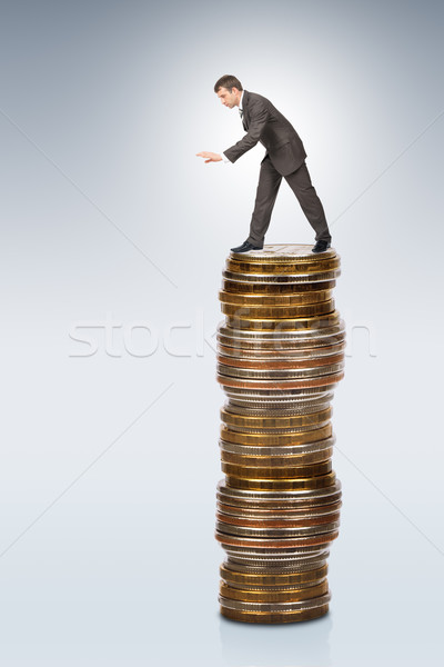 üzletember görbület érmék köteg sétál perem Stock fotó © cherezoff
