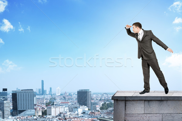 Geschäftsmann schauen vorwärts Gebäude Dach Stadtbild Stock foto © cherezoff