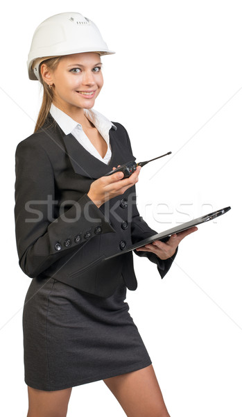Geschäftsfrau tragen Schutzhelm halten Zwischenablage Stock foto © cherezoff