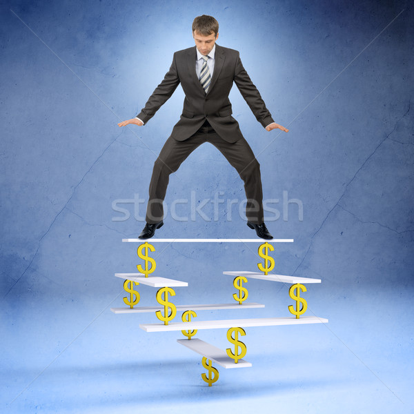 Zakenman permanente evenwicht dollarteken naar beneden te kijken uitvoerende Stockfoto © cherezoff