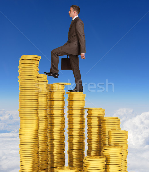 Geschäftsmann Klettern Treppe Goldmünzen Himmel Wolken Stock foto © cherezoff