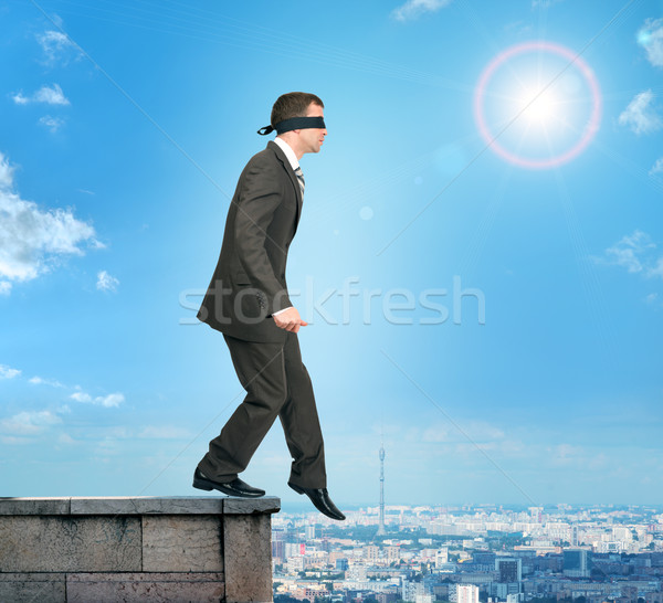 Om de afaceri mers margine constructii acoperiş om Imagine de stoc © cherezoff