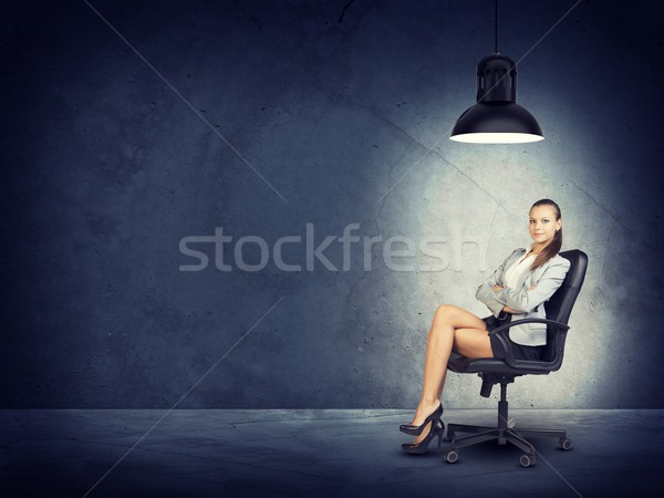 Femme veste blouse séance jambes croisées [[stock_photo]] © cherezoff