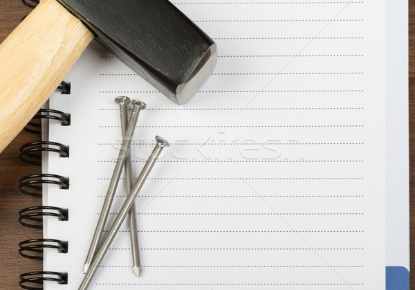 Hamer nagels nota drie bruin houten tafel Stockfoto © cherezoff