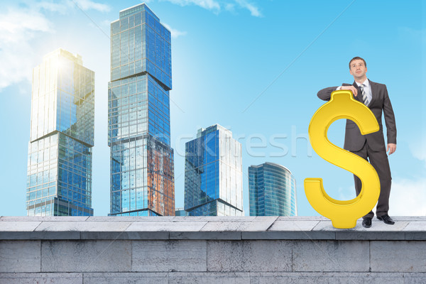 Foto stock: Empresario · pie · grande · signo · de · dólar · edificio · techo