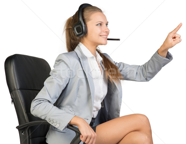 Femeie de afaceri setul cu cască şedinţei scaun de birou atingere Imagine de stoc © cherezoff