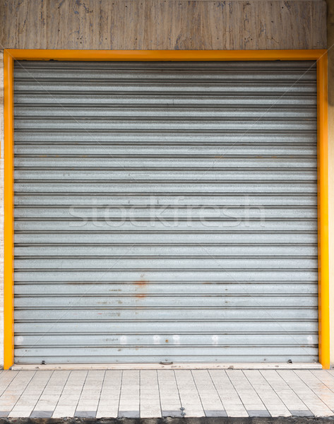 Metal galben cadru garaj constructii piatră Imagine de stoc © cherezoff