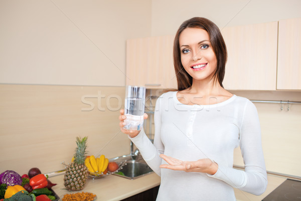 [[stock_photo]]: Femme · verre · eau · douce · permanent · cuisine