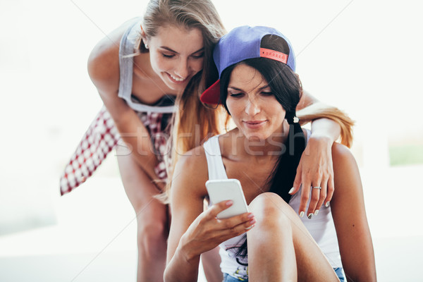 Stockfoto: Twee · vrouwen · straat · naar · meisje