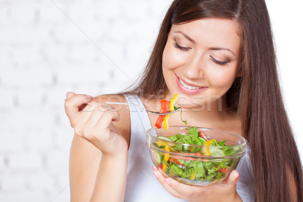 Güzel esmer kadın yeme salata gülen Stok fotoğraf © chesterf