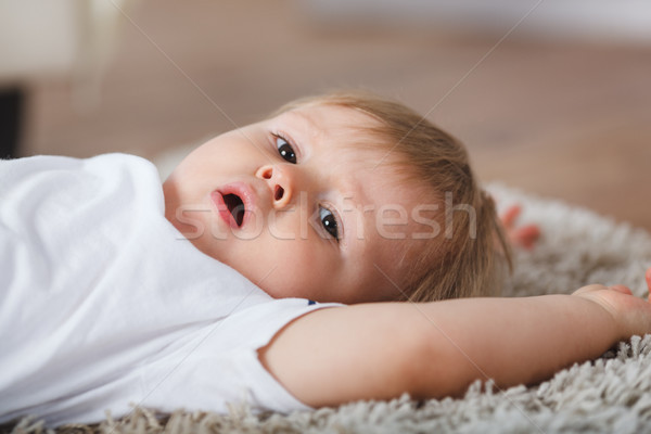 Stock fotó: Aranyos · baba · fiú · fektet · szőnyeg · padló