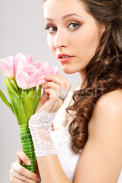 Sposa ritratto bouquet tulipani sorpreso studio Foto d'archivio © chesterf