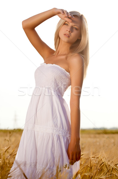 女性 徒歩 麦畑 美しい 女性 ストックフォト © chesterf
