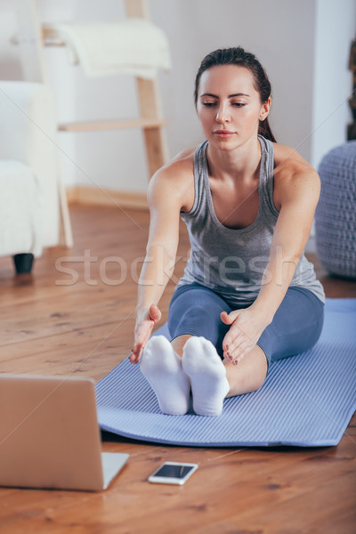 Stok fotoğraf: Güzel · genç · kadın · yoga · ev · bakıyor · mutlu