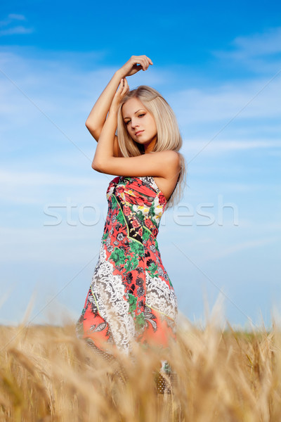 女性 徒歩 麦畑 美しい 女性 ストックフォト © chesterf