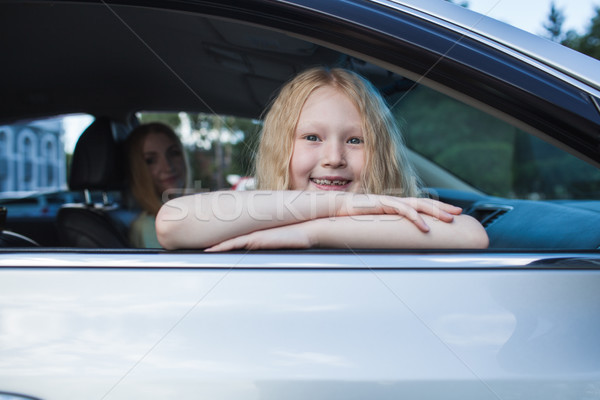 Kleines Mädchen Sitzung Auto Fenster wenig Stock foto © chesterf