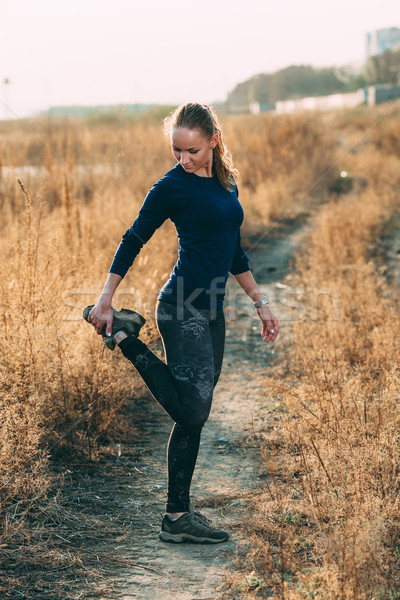 Fiatal nő nyújtás fut kint nyom függőleges Stock fotó © chesterf