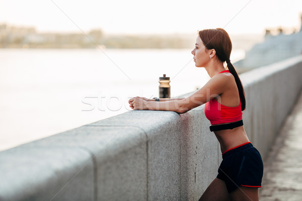 Kobiet runner woda butelkowana zmęczony uruchomiony stałego Zdjęcia stock © chesterf