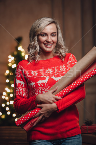 Nő tart csomagolás papír ajándékok tekercsek Stock fotó © chesterf