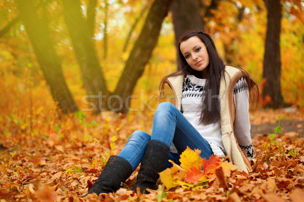 Stock foto: Frau · Sitzung · Boden · Park · Brünette · Blätter