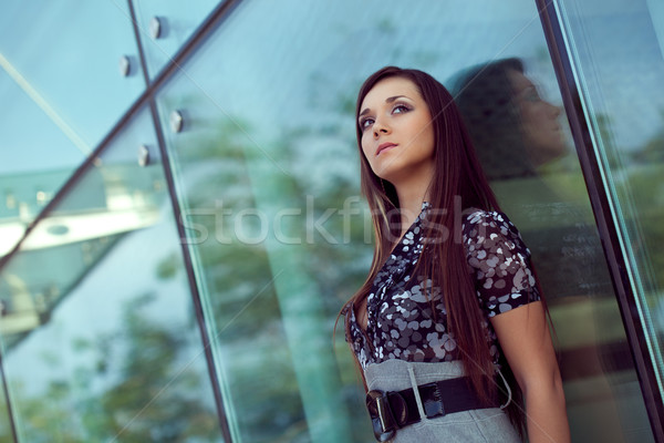 Brunetka portret kobiety poważnie refleksji szkła ściany Zdjęcia stock © chesterf