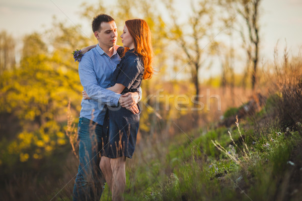Cuplu sărutat în picioare tufis rutier Imagine de stoc © chesterf