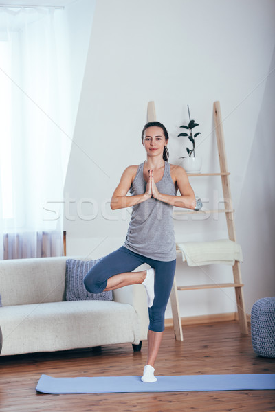 Foto stock: Jóvenes · alegre · mujer · atractiva · yoga · casa