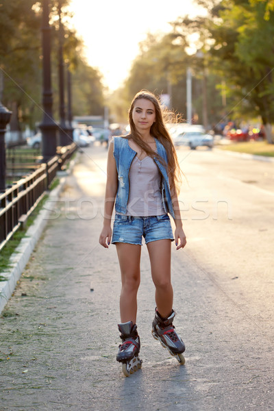 Tinédzser lány korcsolyázás naplemente kint nő Stock fotó © chesterf