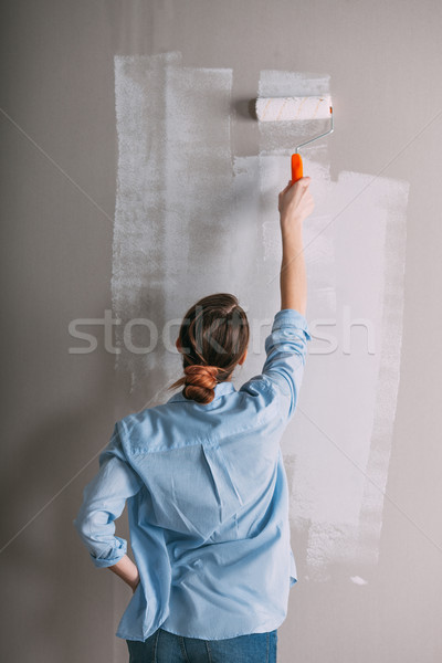 Gyönyörű fiatal nő fal festmény bent hátulnézet Stock fotó © chesterf
