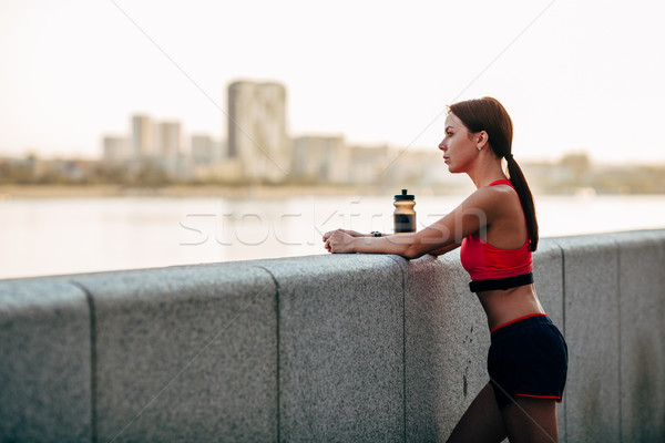 Weiblichen Läufer Flaschenwasser müde läuft stehen Stock foto © chesterf