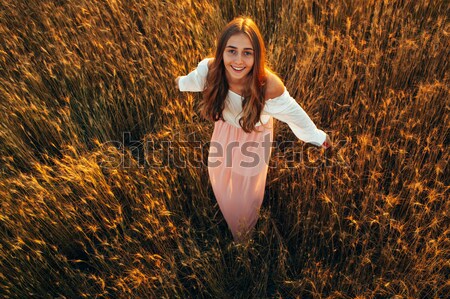 Bella ragazza campo di grano tramonto conchiglia faccia Foto d'archivio © chesterf