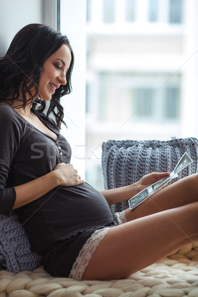 Yandan görünüş mutlu genç hamile kadın bakıyor ultrason Stok fotoğraf © chesterf