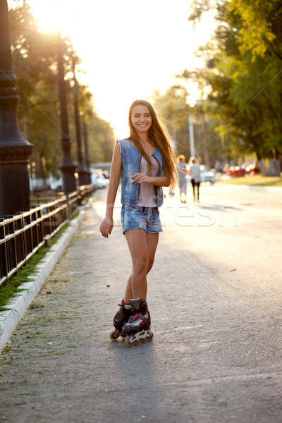 微笑的女人 溜冰 日落 快樂 戶外活動 女子 商業照片 © chesterf