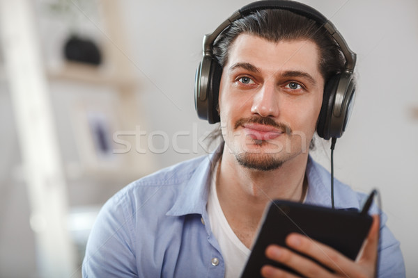 Foto stock: Bonito · feliz · homem · olhando · escuro · azul