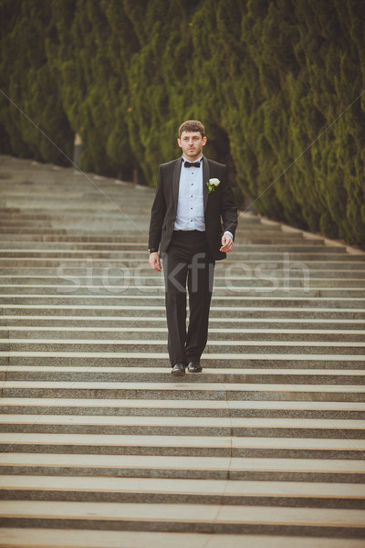 Bruidegom lopen trappenhuis beneden liefde gelukkig Stockfoto © chesterf