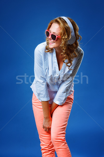 Mujer auriculares gafas de sol azul sonrisa Foto stock © chesterf