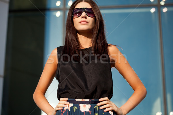 Donna indossare occhiali da sole guardando lontano via Foto d'archivio © chesterf