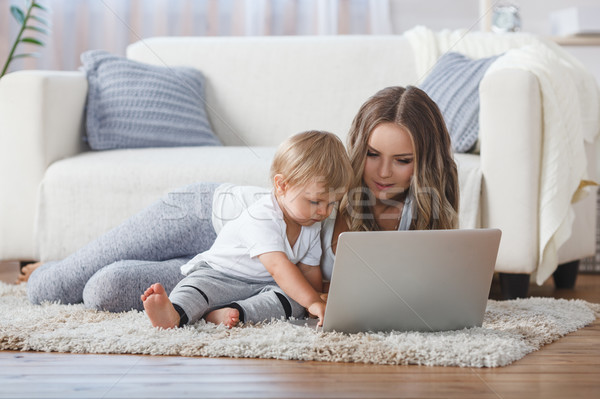 Heiter wenig Junge Mutter Stock spielen Stock foto © chesterf