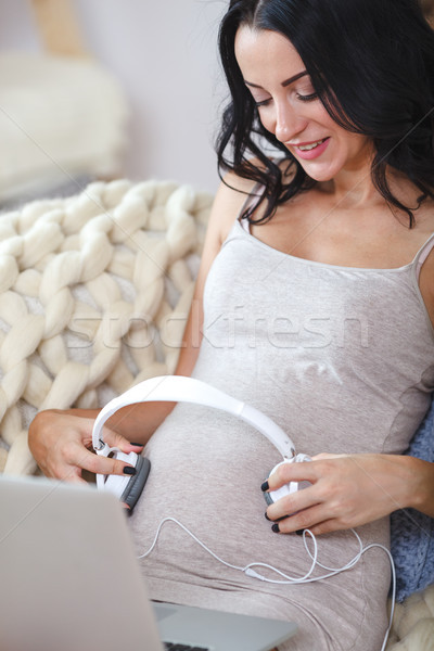 Foto stock: Hermosa · jóvenes · mujer · embarazada · portátil · sesión · sofá