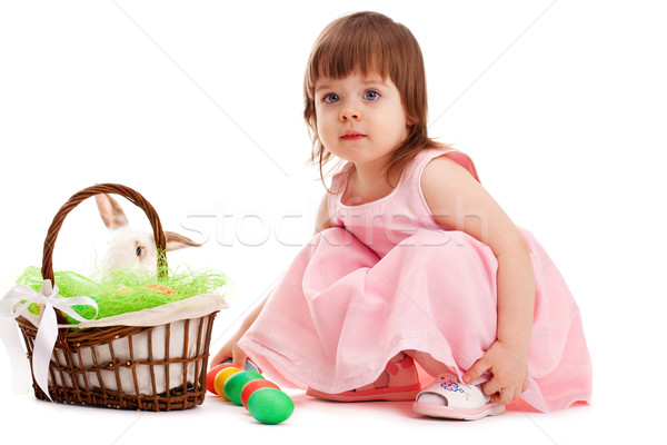 Petite fille jouer oeufs panier blanche Pâques Photo stock © chesterf