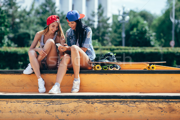 Dos jóvenes ninas skate parque mirando Foto stock © chesterf